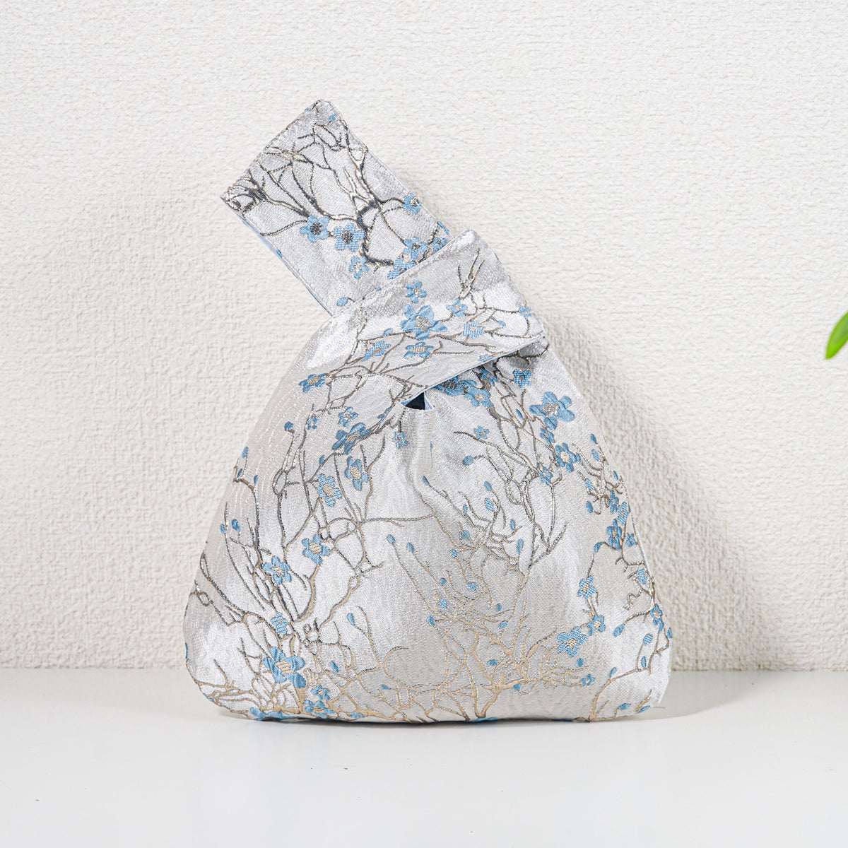 Knot bag with blue blossoms on silver