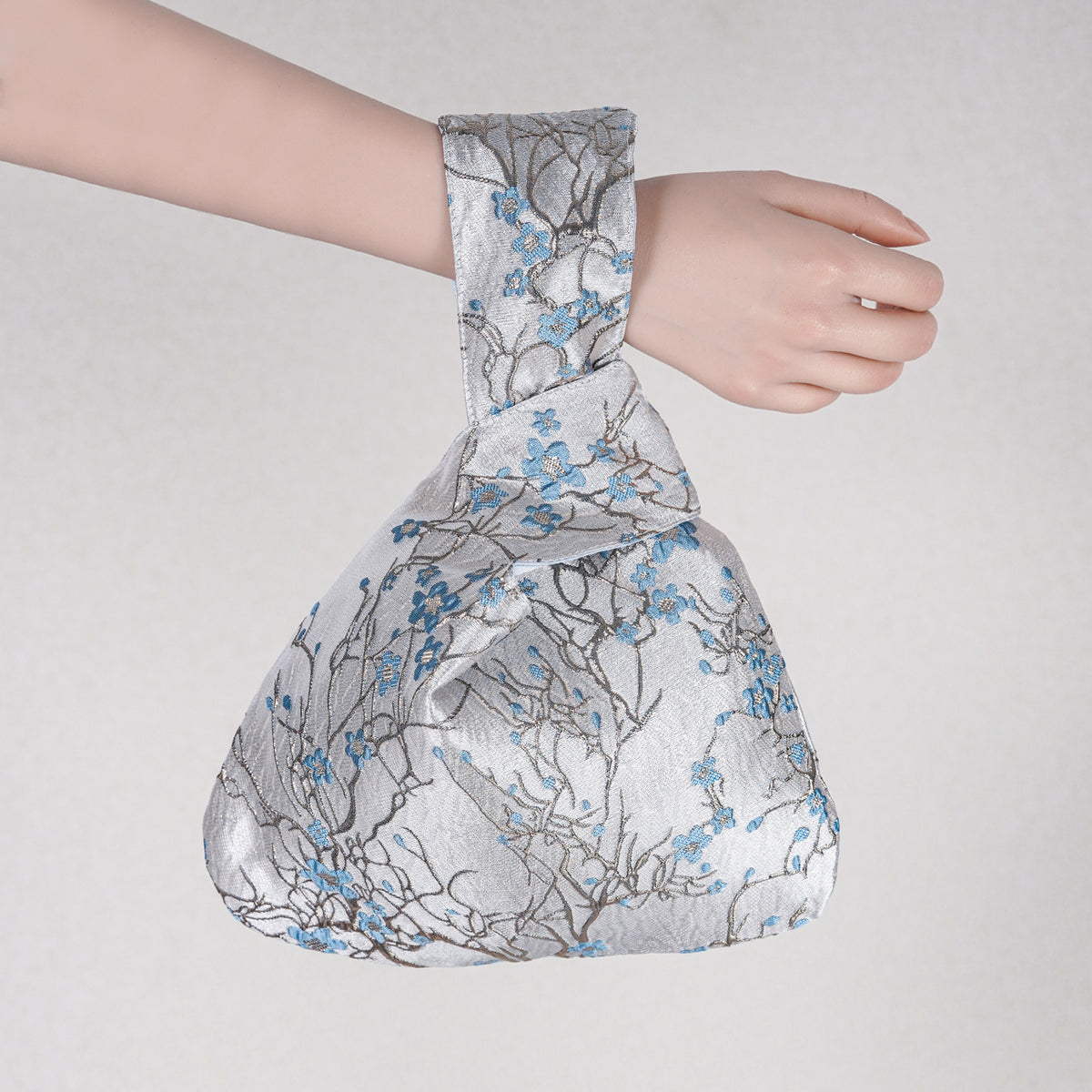Knot bag worn on the wrist
